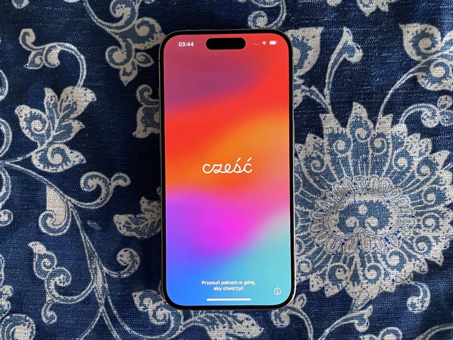 Kolorowy ekran iPhone’a 15 Pro z powitaniem